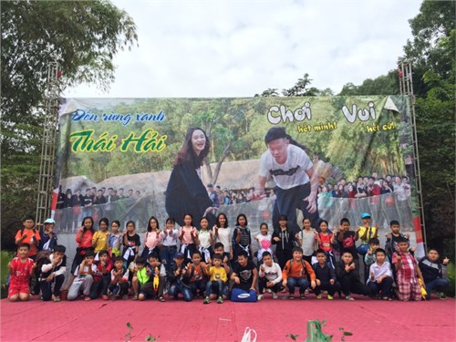 Học sinh trường THCS Phúc Lợi hào hứng tham gia hoạt động ngoại khóa tại Khu bảo tồn làng nhà sàn Thái Hải - Thái Nguyên